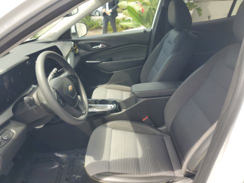 Used 2025 Chevrolet Trax LT FWD image 14