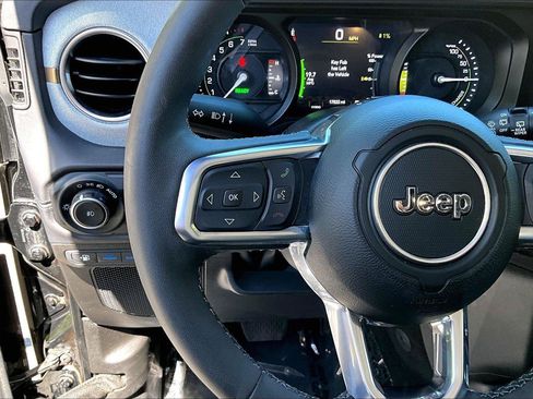 Certified 2025 Jeep Wrangler Unlimited Sahara AWD/4WD image 18