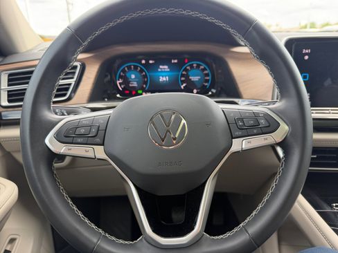 Used 2024 Volkswagen Atlas SE w/ Panoramic Sunroof Package image 9