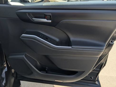 Certified 2025 Toyota Highlander XLE AWD/4WD image 38