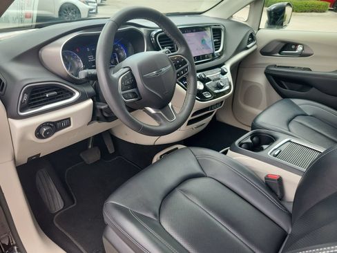 Used 2024 Chrysler Pacifica Touring-L FWD image 13