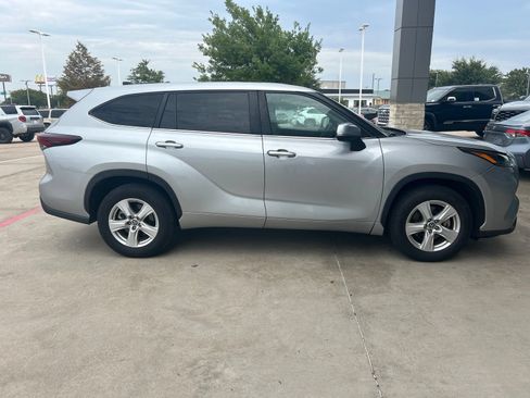 Used 2024 Toyota Highlander LE FWD image 7