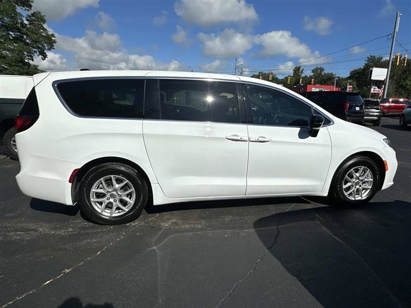 Used 2025 Chrysler Pacifica Select FWD image 2