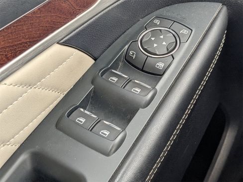 Used 2019 Ford Explorer Platinum image 32