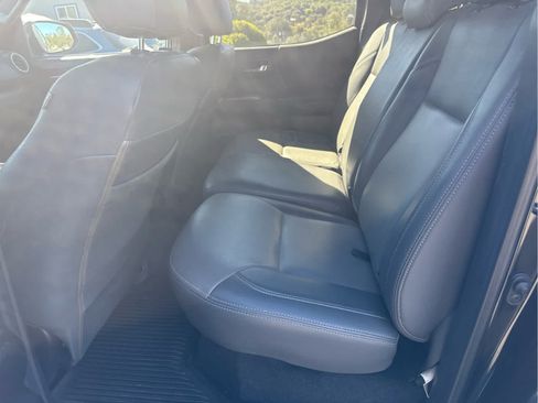 Used 2019 Toyota Tacoma TRD Sport w/ Technology Package AWD/4WD image 10