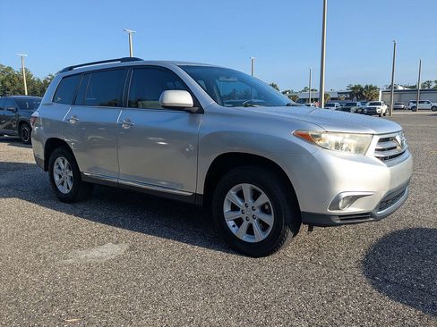 Used 2013 Toyota Highlander Plus FWD image 2