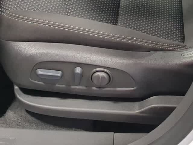 Used 2023 GMC Terrain SLE w/ Driver Convenience Package AWD/4WD image 17