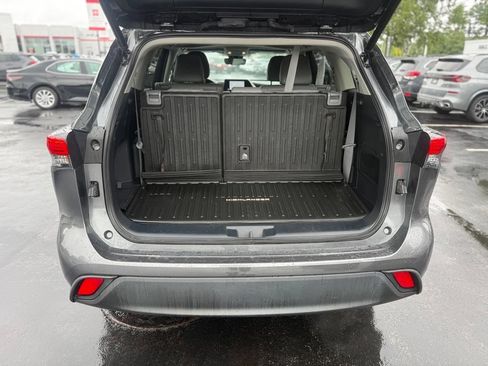 Used 2023 Toyota Highlander XLE AWD/4WD image 16