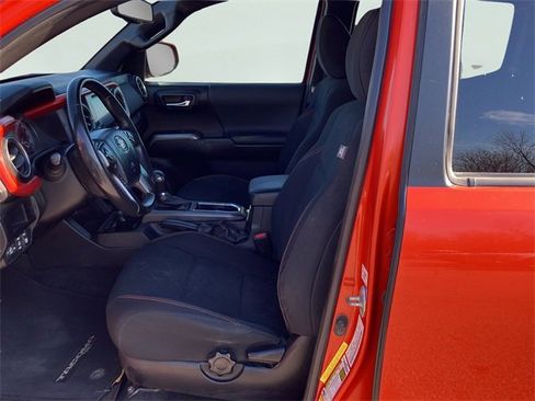 Used 2017 Toyota Tacoma TRD Sport w/ Tow Package image 25