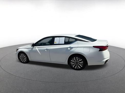 Used 2025 Nissan Altima 2.5 SV FWD image 10