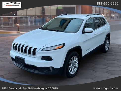 Used 2017 Jeep Cherokee Latitude w/ Cold Weather Group AWD/4WD image 3