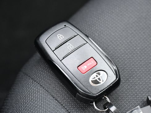 Used 2025 Toyota Corolla Cross LE FWD image 31