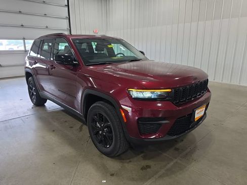 Used 2025 Jeep Grand Cherokee Altitude AWD/4WD image 2