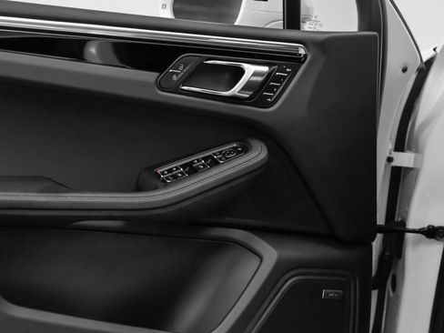 Certified 2025 Porsche Macan AWD/4WD image 24