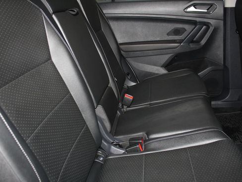 Used 2018 Volkswagen Tiguan SE w/ 3rd Row Seat Package image 16