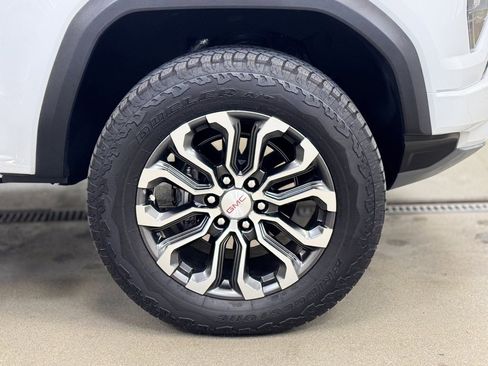 Used 2024 GMC Canyon Denali image 4