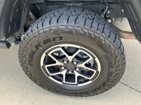 Certified 2025 Jeep Gladiator Rubicon w/ Convenience Group AWD/4WD image 27