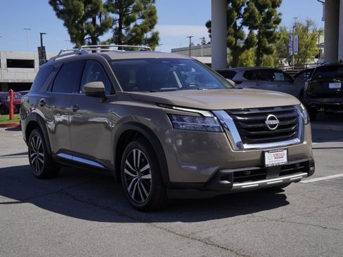 Used 2023 Nissan Pathfinder Platinum w/ Cargo Package FWD image 2