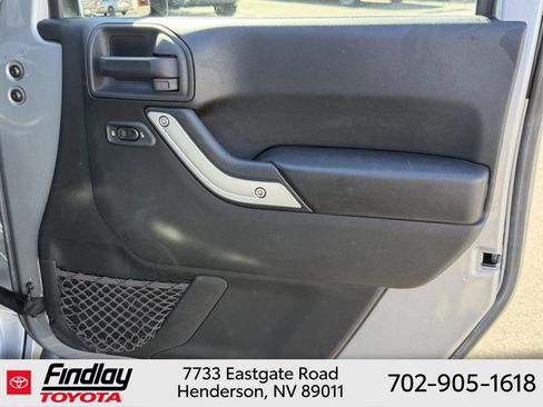 Used 2017 Jeep Wrangler Unlimited Rubicon w/ Cold Weather Group AWD/4WD image 16