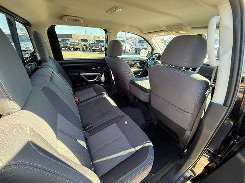 Used 2021 Nissan Titan SV image 11