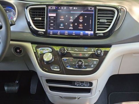 Used 2024 Chrysler Pacifica Touring-L FWD image 19