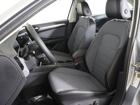 Used 2026 Volkswagen Jetta SE image 32