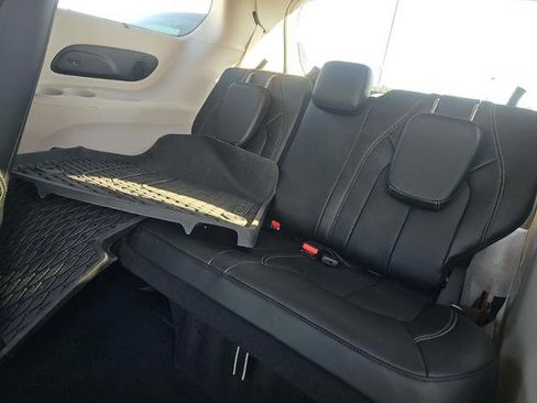 Used 2024 Chrysler Pacifica Limited w/ Uconnect Theater Family Group FWD image 15