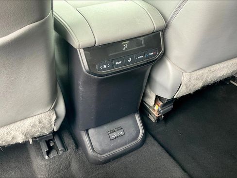 Used 2022 Toyota Highlander XLE AWD/4WD image 41