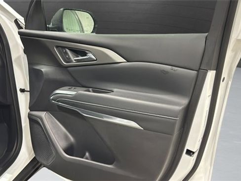 Used 2025 Chevrolet Traverse LT image 33
