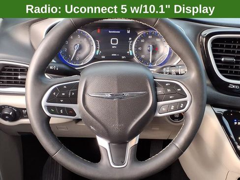 Used 2023 Chrysler Pacifica Touring-L FWD image 18