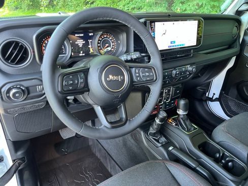 Used 2026 Jeep Wrangler Unlimited Rubicon AWD/4WD image 3