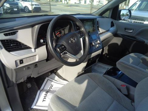 Used 2017 Toyota Sienna LE image 39