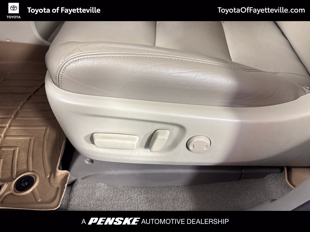 Used 2020 Toyota Sienna XLE w/ XLE Navigation Package FWD image 28