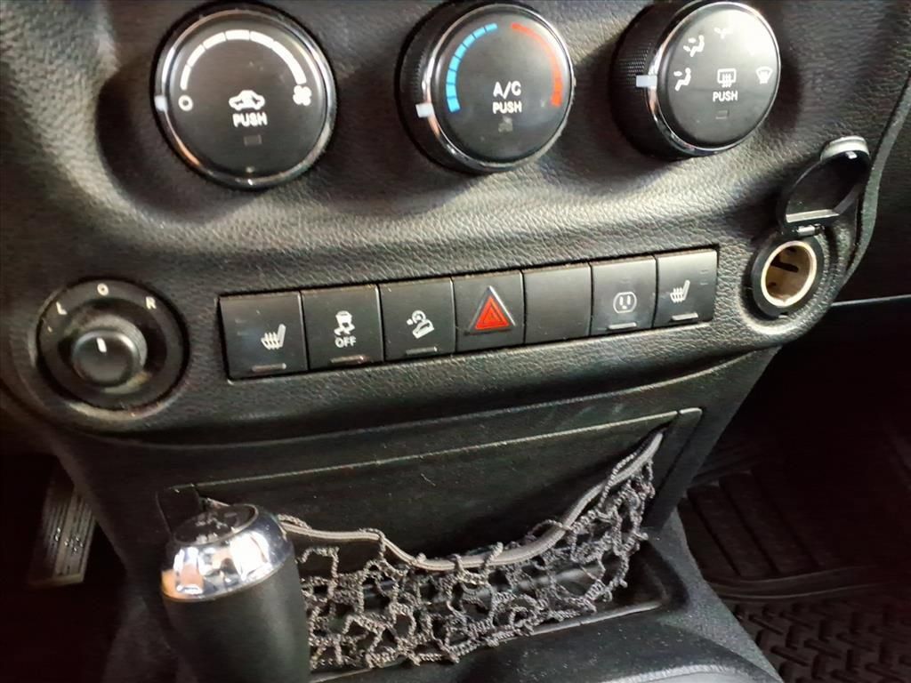 Used 2014 Jeep Wrangler Unlimited Sahara w/ Connectivity Group AWD/4WD image 16
