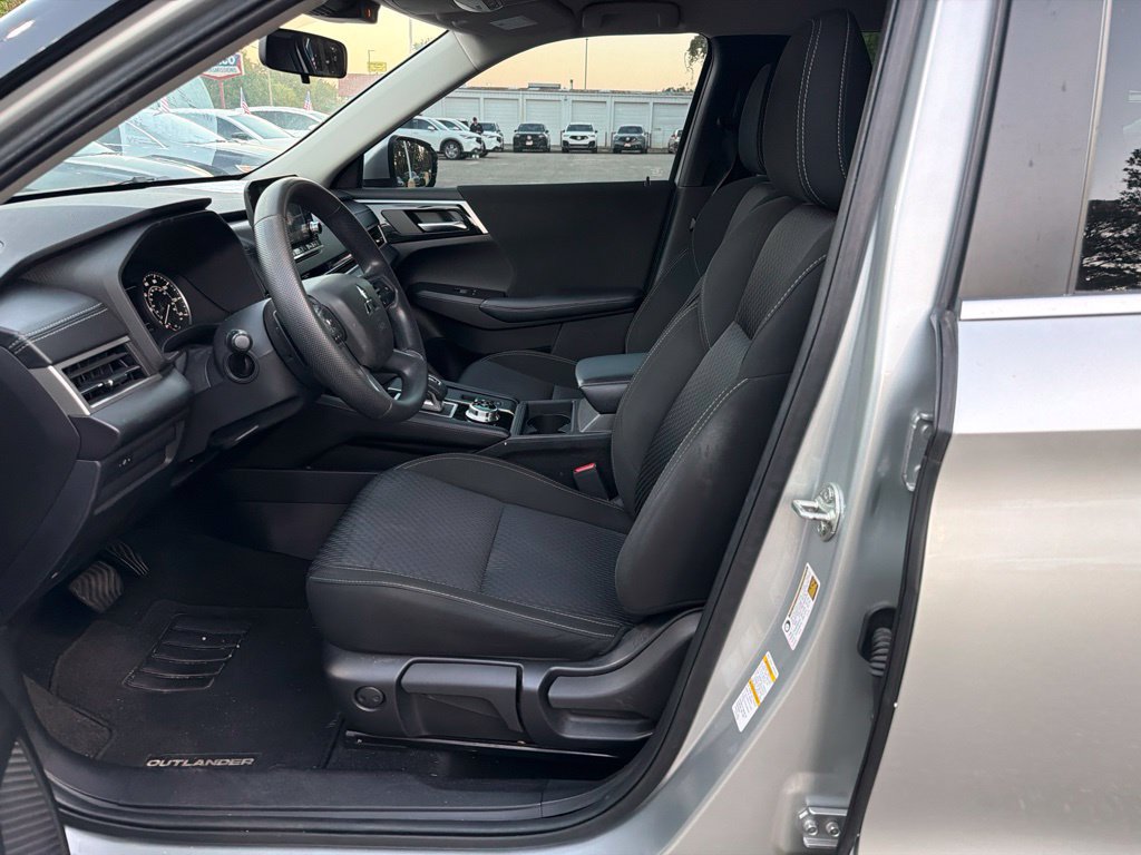 Used 2022 Mitsubishi Outlander ES FWD image 12