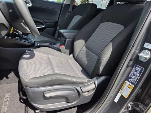 Used 2025 Kia Soul LX w/ LX Technology Package FWD image 10