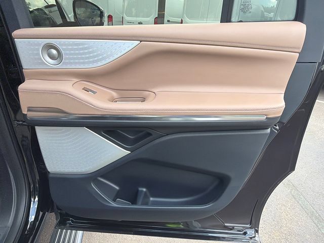New 2026 Lincoln Navigator L Black Label AWD/4WD image 19