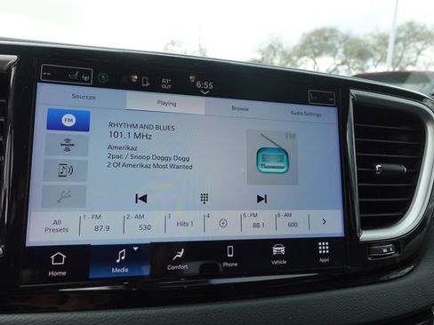 Used 2024 Chrysler Pacifica Touring-L image 17