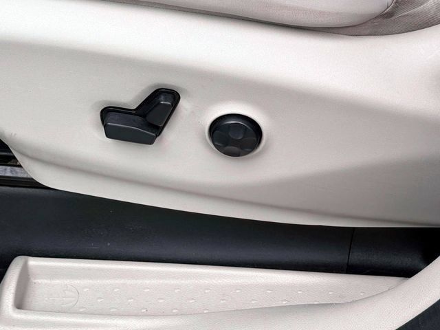 Used 2017 Chrysler Pacifica Limited w/ UConnect Theater Package FWD image 20