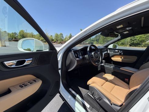 Used 2019 Volvo XC60 T5 Inscription image 12