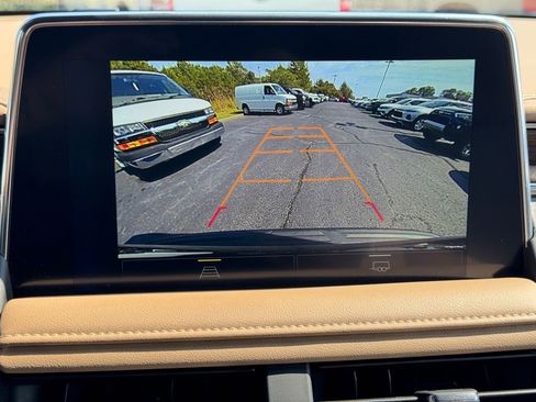 Used 2024 Chevrolet Suburban Premier image 25