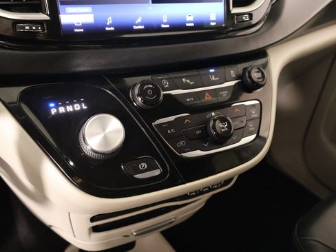 Used 2022 Chrysler Pacifica Touring-L FWD image 7