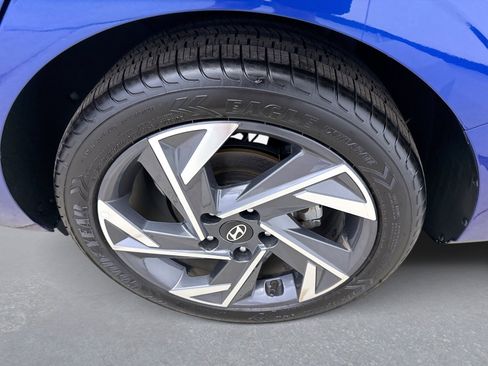 Used 2025 Hyundai Elantra SEL FWD image 21