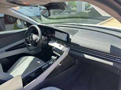 Used 2025 Hyundai Elantra Limited FWD image 32