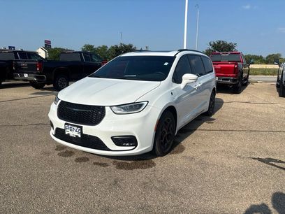 Used 2021 Chrysler Pacifica Limited w/ Uconnect Theater Family Group