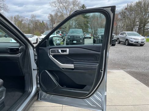 Used 2023 Ford Explorer XLT AWD/4WD image 9