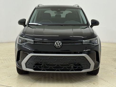 Used 2025 Volkswagen Taos SE w/ Panoramic Sunroof Package FWD image 6