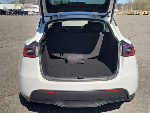 Used 2022 Tesla Model Y Long Range AWD/4WD image 17