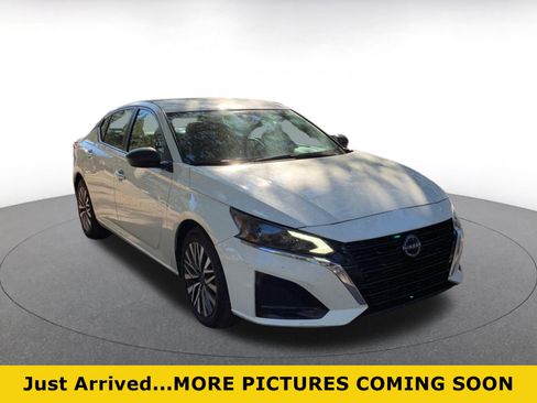Used 2025 Nissan Altima 2.5 SV image 1