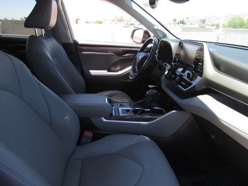 Used 2021 Toyota Highlander Limited AWD/4WD image 9